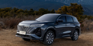 对比锋兰达双擎领先版、星越L长风版，长安第三代CS75PLUS冠军版很能打